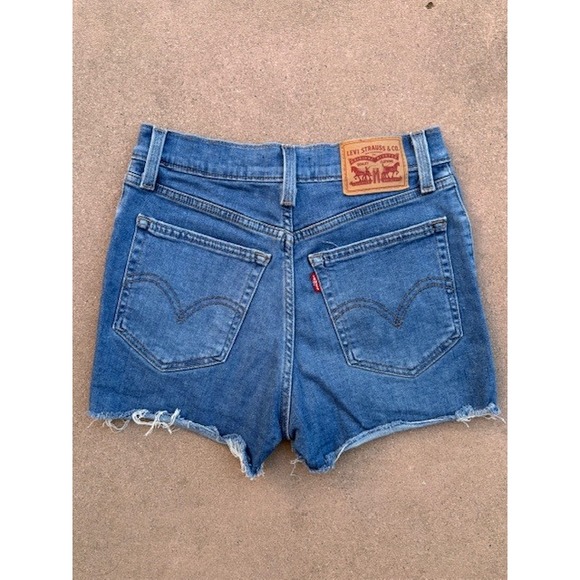 Levi's High Rise Denim Shorts Distressed Raw Hem Casual Blue Size 26 - Picture 2 of 3